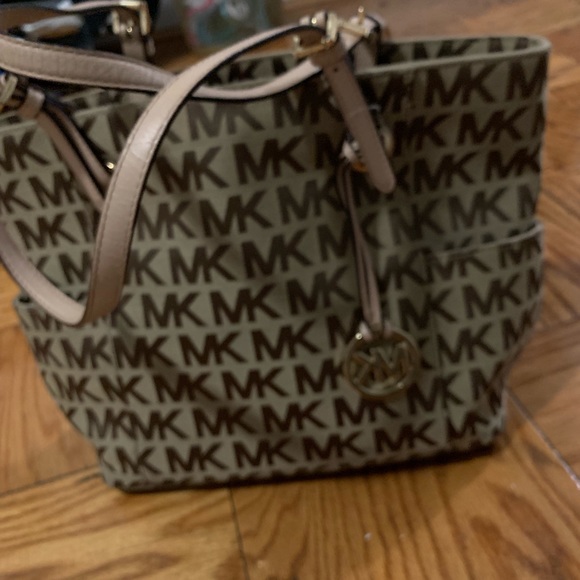 Michael Kors purse - lightly used - Picture 3 of 3